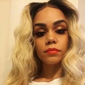 Meet your Posher, Joelle